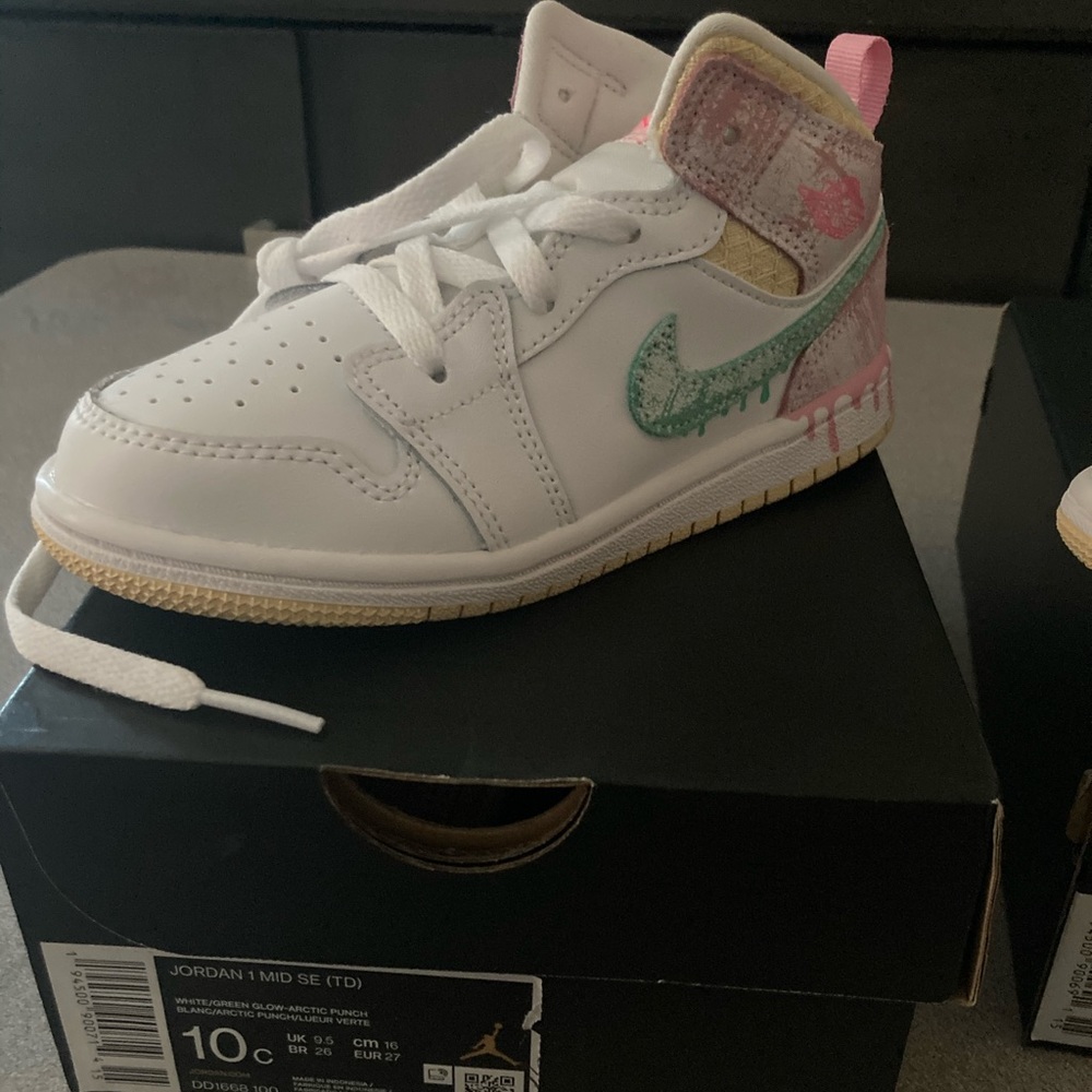 Jordan 1 Mid Paint Drip